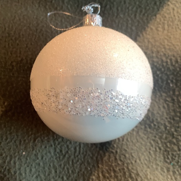 Gorgeous handcrafted European 3” glass ornaments. 2 silver, 2 white with glitter - Picture 5 of 6